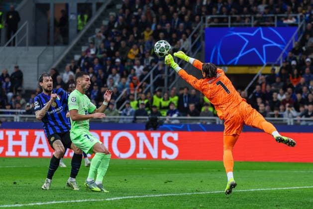 FC Internazionale vs FC Barcelona, Barca - UEFA Champions League 2024 25 Semi Final - 2nd leg - 06 05 2025 Yann Sommer of FC Internazionale seen in action during UEFA Champions League 2024 25 Semi Final - 2nd leg football match between FC Internazionale and FC Barcelona at San Siro Stadium Copyright: xBEAUTIFULxSPORTS Carabellix