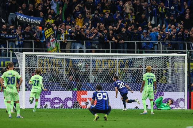 FC Internazionale vs FC Barcelona, Barca - UEFA Champions League 2024 25 Semi Final - 2nd leg - 06 05 2025 Hakan Calhanoglu of FC Internazionale scores a penalty during UEFA Champions League 2024 25 Semi Final - 2nd leg football match between FC Internazionale and FC Barcelona at San Siro Stadium Copyright: xBEAUTIFULxSPORTS Carabellix