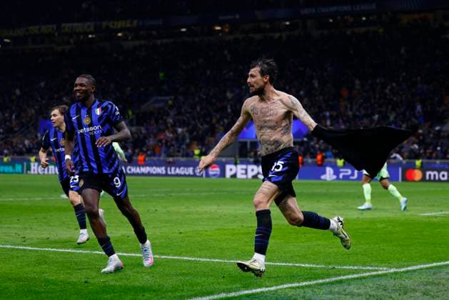 May 6, 2025, Milan, Milan, Italy: Francesco Acerbi of Inter celebrates a goal during the UEFA Champions League 2024 25 Semi Final First Leg match between FC Internazionale Milano and FC Barcelona, Barca at Giuseppe Meazza Stadium on May 06, 2025 in Milan, Italy. Milan Italy - ZUMAa181 20250506_zaa_a181_257 Copyright: xDennisxAgyemanx