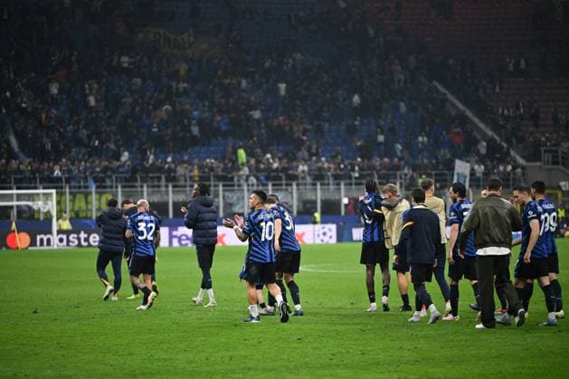 CALCIO - UEFA Champions League - Inter - FC Internazionale vs FC Barcelona, Barca Team of FC Inter greeting the supporters at the end of the match after the UEFA Champions League Semi finals second leg match between Inter FC Internazionale and FC Barcellona, on May 6th, 2025, at Giuseppe Meazza San Siro Siro stadium in Milan, Italy Credit: Tiziano Ballabio Milan Italy  Copyright: xIPAxSport ABACAx
