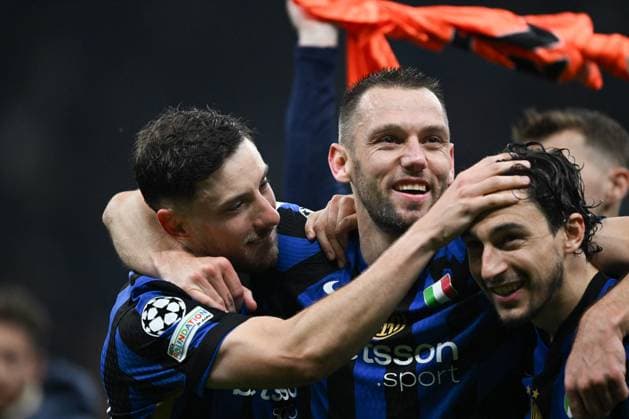 CALCIO - UEFA Champions League - Inter - FC Internazionale vs FC Barcelona, Barca Carlos Augusto of Fc Inter, Stefan de Vrij of Fc Inter and Matteo Darmian of FC Inter celebrating after a victory during the UEFA Champions League Semi finals second leg match between Inter FC Internazionale and FC Barcellona, on May 6th, 2025, at Giuseppe Meazza San Siro Siro stadium in Milan, Italy Credit: Tiziano Ballabio Milan Italy  Copyright: xIPAxSport ABACAx