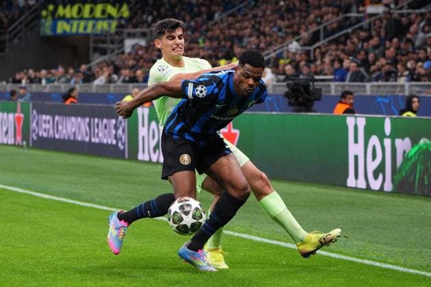 6th May 2025; Giuseppe Meazza, Milan, Italy; Champions League Semi Final, 2nd Leg Football, Inter Milan versus Barcelona FC; Dumfries holds off a challenge  ActionPlus12783319 JomaxGarcia