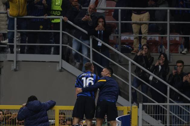 Milan, Italy, 6th May 2025. Davide Frattesi of FC Internazionale celebrates with team mate Lautaro Martinez after scoring to give the side a 4-3 lead during the Internazionale vs FC Barcelona, Barca UEFA Champions League match at Giuseppe Meazza, Milan. Picture credit should read: Jonathan Moscrop Sportimage EDITORIAL USE ONLY. No use with unauthorised audio, video, data, fixture lists, club league logos or live services. Online in-match use limited to 120 images, no video emulation. No use in betting, games or single club league player publications. SPI_055_JM_INTER_BARCA_UCL SPI-3886-0055