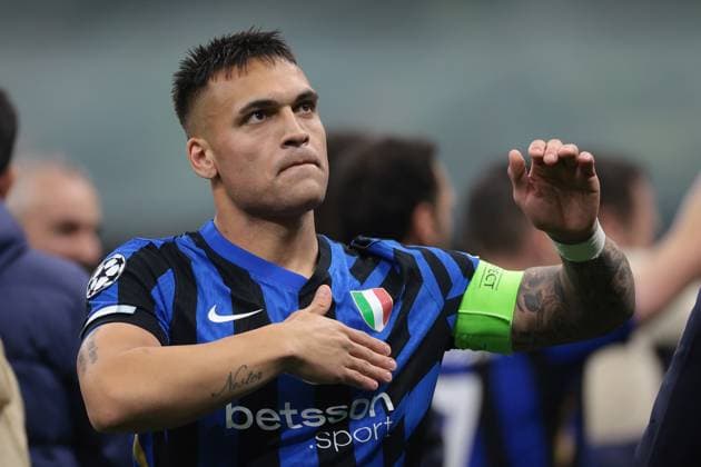 Milan, Italy, 6th May 2025. Lautaro Martinez of FC Internazionale celebrates the 4-3 victory in fron of fans following the final whistle of the Internazionale vs FC Barcelona, Barca UEFA Champions League match at Giuseppe Meazza, Milan. Picture credit should read: Jonathan Moscrop Sportimage EDITORIAL USE ONLY. No use with unauthorised audio, video, data, fixture lists, club league logos or live services. Online in-match use limited to 120 images, no video emulation. No use in betting, games or single club league player publications. SPI_080_JM_INTER_BARCA_UCL SPI-3886-0080