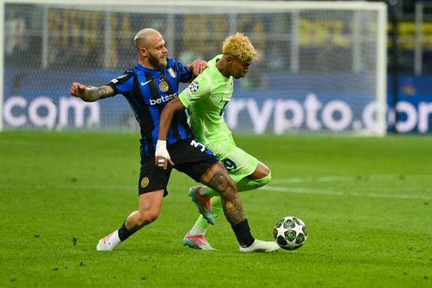 6th May 2025; Giuseppe Meazza, Milan, Italy; Champions League Semi Final, 2nd Leg Football, Inter Milan versus Barcelona FC; (L-R) Federico Dimarco of FC Internazionale against Lamine Yamal of FC Barcelona, Barca  ActionPlus12783341 StefanoxGuidi