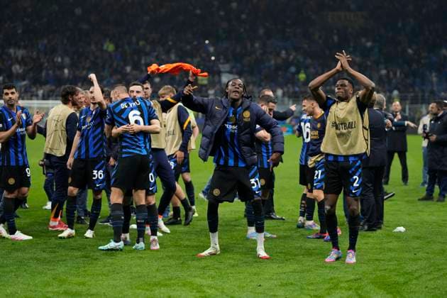 FC Internazionale Milano v FC Barcelona, Barca - UEFA Champions League 2024 25 Semi Final Second Leg Inter players celebrates the victory after winning the UEFA Champions League 2024 25 Semi Final Second Leg match between FC Internazionale Milano and FC Barcelona at Giuseppe Meazza Stadium on May 6, 2025 in Milan, Italy. Milan Italy  Copyright: xJosexBretonx originalFilename:bretonhernandez-fcintern250506_npa8c.jpg