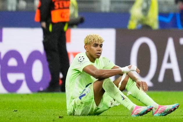 Sport Themen der Woche KW19 Sport Bilder des Tages FC Internazionale Milano v FC Barcelona, Barca - UEFA Champions League 2024 25 Semi Final Second Leg Lamine Yamal right winger of Barcelona and Spain dejected after losing the UEFA Champions League 2024 25 Semi Final Second Leg match between FC Internazionale Milano and FC Barcelona at Giuseppe Meazza Stadium on May 6, 2025 in Milan, Italy. Milan Italy  Copyright: xJosexBretonx originalFilename:bretonhernandez-fcintern250506_npqHi.jpg