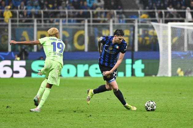 Alessandro Bastoni of FC Inter in action during the UEFA Champions League Semi finals second leg match between Inter FC Internazionale and FC Barcellona, on May 6th, 2025, at Giuseppe Meazza San Siro Siro stadium in Milan, Italy Credit: Tiziano Ballabio  Copyright: xTizianoxBallabio IPAxSportx xipa-agency.netx xx IPA_57351223 IPA_Agency_IPA57351223