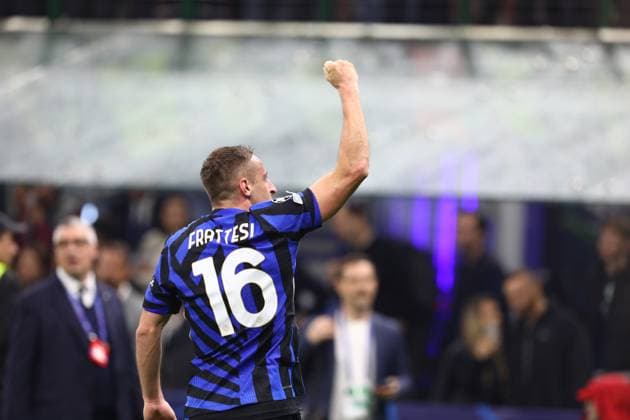 May 6, 2025, Milan, Lombardy, Italy: Hero of the day DAVIDE FRATTESI of Inter celebrates winning their UEFA 2024 25 Semi-Final second leg game between INTER and BARCELONA at the Giuseppe Meazza Stadium in Milan, Italy Milan Italy - ZUMAc179 20250506_zep_c179_081 Copyright: xMickaelxChavetx
