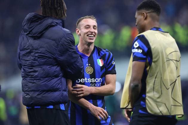May 6, 2025, Milan, Lombardy, Italy: Hero of the day DAVIDE FRATTESI of Inter celebrates winning their UEFA 2024 25 Semi-Final second leg game between INTER and BARCELONA at the Giuseppe Meazza Stadium in Milan, Italy Milan Italy - ZUMAc179 20250506_zep_c179_088 Copyright: xMickaelxChavetx