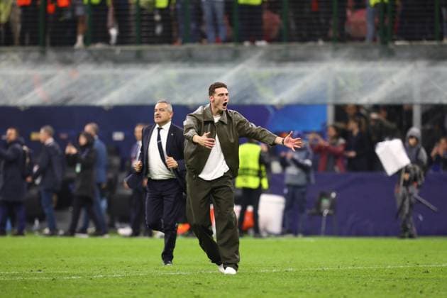 May 6, 2025, Milan, Lombardy, Italy: BENJAMIN PAVARD of Inter celebrates winning their UEFA 2024 25 Semi-Final second leg game between INTER and BARCELONA at the Giuseppe Meazza Stadium in Milan, Italy Milan Italy - ZUMAc179 20250506_zep_c179_107 Copyright: xMickaelxChavetx