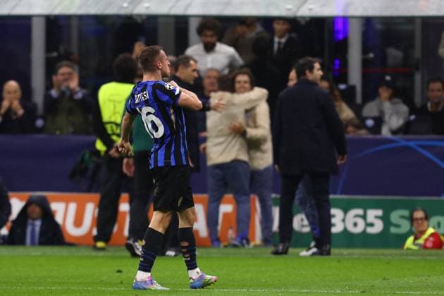 May 6, 2025, Milan, Lombardy, Italy: DAVIDE FRATTESI of INTER celebrates with his teammates for scoring his side s fourth and winning goal in the UEFA 2024 25 Semi-Final second leg game between INTER and BARCELONA at the Giuseppe Meazza Stadium in Milan, Italy Milan Italy - ZUMAc179 20250506_zep_c179_131 Copyright: xMickaelxChavetx