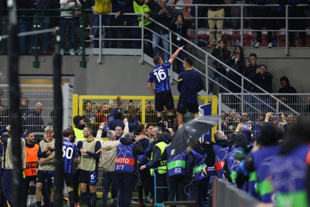 May 6, 2025, Milan, Lombardy, Italy: DAVIDE FRATTESI of INTER celebrates with his teammates for scoring his side s fourth and winning goal in the UEFA 2024 25 Semi-Final second leg game between INTER and BARCELONA at the Giuseppe Meazza Stadium in Milan, Italy Milan Italy - ZUMAc179 20250506_zep_c179_134 Copyright: xMickaelxChavetx