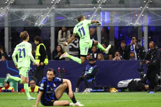 May 6, 2025, Milan, Lombardy, Italy: RAPINHA of Barcelona celebrates scoring his side s third goal in the UEFA 2024 25 Semi-Final second leg game between INTER and BARCELONA at the Giuseppe Meazza Stadium in Milan, Italy Milan Italy - ZUMAc179 20250506_zep_c179_137 Copyright: xMickaelxChavetx