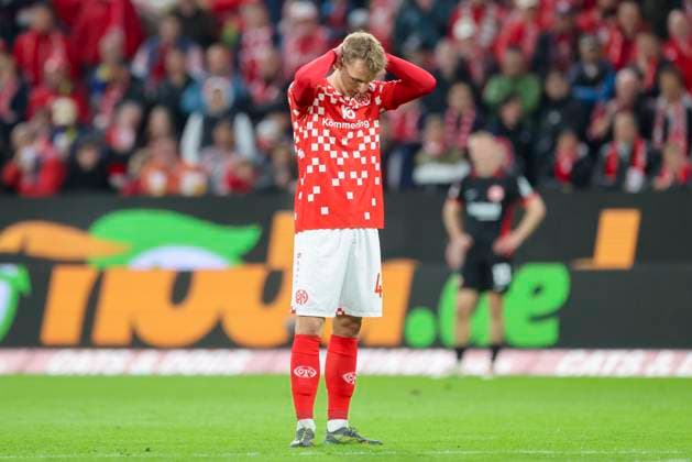 Nelson Weiper (1. FSV Mainz 05) schaut enttaeuscht, Bundesliga, 1. FSV Mainz 05 v Eintracht Frankfurt, Mewa Arena am 04. May 2025 in Mainz, Deutschland. (Foto von Marco Steinbrenner DeFodi Images) Nelson Weiper (1. FSV Mainz 05) looks dejected, Bundesliga, 1. FSV Mainz 05 v Eintracht Frankfurt, Mewa Arena, May 4, 2025 in Mainz, Germany. (Photo by Marco Steinbrenner DeFodi Images) DFL regulations prohibit any use of photographs as image sequences and or quasi-video. *** Nelson Weiper 1 FSV Mainz 05 looks dejected, Bundesliga, 1 FSV Mainz 05 v Eintracht Frankfurt, Mewa Arena on 04 May 2025 in Mainz, Germany Photo by Marco Steinbrenner DeFodi Images Nelson Weiper 1 FSV Mainz 05 looks dejected, Bundesliga, 1 FSV Mainz 05 v Eintracht Frankfurt, Mewa Arena, May 4, 2025 in Mainz, Germany Photo by Marco Steinbrenner DeFodi Images DFL regulations prohibit any use of photographs as image sequences and or quasi video