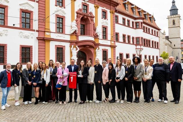 Sport Themen der Woche KW19 Sport Bilder des Tages 07.05.2025, GER, Handball, Frauen, Saison 2024 2025, EHF European League, Empfang Thueringer HC in der Staatskanzlei Thüringen die Mannschaft des Thüringer HC gemeinsam mit Mario Voigt vor der Thüringer Staatskanzlei, mit im Bild Nathalie Hendrikse (Thueringer HC,6) Anna Szabo (Thueringer HC,26) Rikke Hoffbeck (Thueringer HC,22) Christina Loevgren Hallberg (Thueringer HC,1) Julie Holm (Thueringer HC,8) Anika Niederwieser (Thueringer HC,14) Maria Galic (Thueringer HC, Sportsphysiotherapeutin) Sharon Nooitmeer (Thueringer HC,3) Kim Ott (Thueringer HC,25) Johanna Reichert (Thueringer HC,29) Natsuki Aizawa (Thueringer HC,23) Csenge Kuczora (Thueringer HC,59) Josefine Hanfland (Thueringer HC,57) Herbert Mueller (Thueringer HC,Trainer) Helfried Mueller (Thueringer HC,Co-Trainer) Dinah Eckerle (Thueringer HC,12) Kathrin Pichlmeier (Thueringer HC,13) Kerstin Kuendig (Thueringer HC,27) Ida Gullberg (Thueringer HC,24) Robert Boehm (Geschaeftsfuehrer Universalbau GmBH Gesellschafter THC GmbH) Helmut Peter (Geschaeftsfuehrer (Autohaus Peter Gruppe Gesellschafter THC Sport GmbH) Wolfgang Zilling (Hallensprecher) Maik Schenk (Geschaeftsfuehrer Thueringer HC) 99094 Erfurt Thüringer Staatskanzlei Kabin Thüringen Deutschland *** 07 05 2025, GER, Handball, Women, Season 2024 2025, EHF European League, Reception Thueringer HC at the State Chancellery of Thuringia the Thuringian HC team together with Mario Voigt in front of the Thuringian State Chancellery, with in the picture Nathalie Hendrikse Thueringer HC,6 Anna Szabo Thueringer HC,26 Rikke Hoffbeck Thueringer HC,22 Christina Loevgren Hallberg Thueringer HC,1 Julie Holm Thueringer HC,8 Anika Niederwieser Thueringer HC,14 Maria Galic Thueringer HC, sports physiotherapist Sharon Nooitmeer Thueringer HC,3 Kim Ott Thueringer HC,25 Johanna Reichert Thueringer HC,29 Natsuki Aizawa Thueringer HC,23 Csenge Kuczora Thueringer HC,59 Josefine Hanfland Thueringer HC,57 Herbert Mueller Thueringer HC,coach Helfried Mueller Thueringer HC,co-coach Dinah Eckerle Thueringer HC,12 Kathrin Pichlmeier Thueringer HC,13 Kerstin Kuendig Thueringer HC,27 Ida Gullberg Thueringer HC,24 Robert Boehm Managing Director Universalbau GmBH Shareholder THC Sport GmbH Helmut Peter Managing Director Autohaus Peter Gruppe Shareholder THC Sport GmbH Wolfgang Zilling Hall speaker Maik Schenk Managing Director Thueringer HC 99094 Erfurt Thuringian State Chancellery Kabin Thuringia Germany