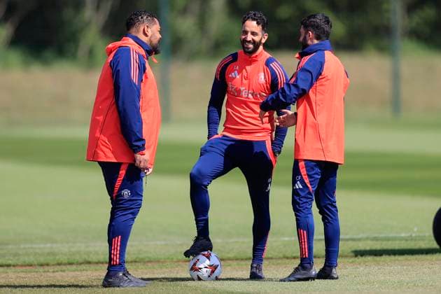 Sport Bilder des Tages Manchester United, ManU 07 05 2025. Training Ruben Amorim the Manchester United manager has a chat with his staff during the Europa League training session for Manchester United at Carrington, Manchester, United Kingdom on 7 May 2025. Manchester Carrington United Kingdom Editorial use only , Copyright: xConorxMolloyx PSI-22029-0003