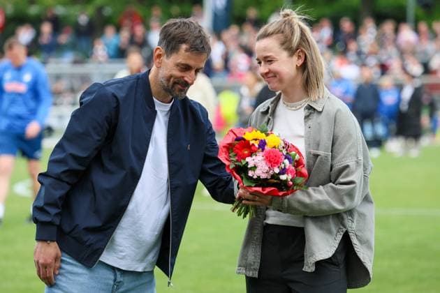 Frankfurt, Deutschland 04. Mai 2025: 1. BL - Frauen - 2024 2025 - Eintracht Frankfurt vs. TSG Hoffenheim Im Bild: v.li. Cheftrainer Niko Arnautis (Eintracht Frankfurt) und Anna Aehling (Eintracht Frankfurt) bei der Verabschiedung von Eintracht Frankfurt DFB regulations prohibit any use of photographs as image sequences and or quasi-video Stadion am Brentanobad Hessen Copyright: xFotostandx xFantinix