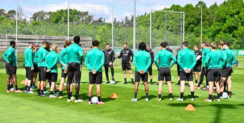 02.01.2025 - Fussball - 2. Bundesliga - Saison 2024 2025 - SpVgg Greuther Fürth Fuerth ( Kleeblatt ) - Training - - xwoxzix - Teamkreis Mannschaft Team - Milorad Pekovic ( Co-Trainer SpVgg Greuther Fürth ) Thomas Kleine ( Trainer SpVgg Greuther Fürth ) sprechen zu Mannschaft Team