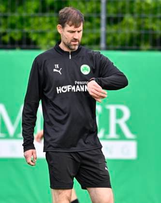 02.01.2025 - Fussball - 2. Bundesliga - Saison 2024 2025 - SpVgg Greuther Fürth Fuerth ( Kleeblatt ) - Training - - xwoxzix - Thomas Kleine ( Trainer SpVgg Greuther Fürth ) blickt auf Uhr