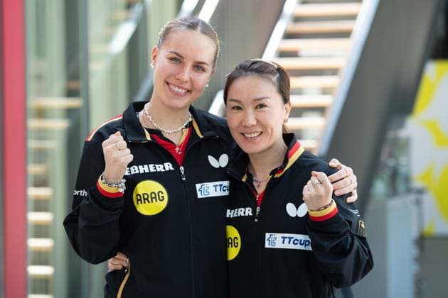 Sport Themen der Woche KW19 Sport Bilder des Tages Damen-Doppel v.l. Annett KAUFMANN (SV DJK Kolbermoor) Xiaona Shan (ttc berlin eastside) Tischtennis Nationalspielerin, Portraet, Porträt, Portrait, Angeschnittenes Einzelbild, Einzelmotiv, Vorstellung der nominierten Athleten fuer die Individual-Weltmeisterschaften von17. bis 25. Mai in Doha Katar, DTTZ Deutsches Tischtennis-Zenturm Duesseldorf, 07.05.2025. Â *** Womens doubles v l Annett KAUFMANN SV DJK Kolbermoor Xiaona Shan ttc berlin eastside national table tennis player, portrait, portrait, cropped single image, single motif, presentation of the nominated athletes for the Individual World Championships from17 to 25 May in Doha Qatar, DTTZ Deutsches Tischtennis Zenturm Duesseldorf, 07 05 2025 Â