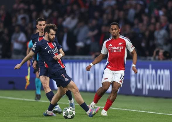 Paris, France, 7th May 2025. Jurrien Timber of Arsenal passes the ball during the Paris Saint Germain vs Arsenal UEFA Champions League match at Le Parc des Princes, Paris. Picture credit should read: David Klein Sportimage EDITORIAL USE ONLY. No use with unauthorised audio, video, data, fixture lists, club league logos or live services. Online in-match use limited to 120 images, no video emulation. No use in betting, games or single club league player publications. SPI_030_DK_PARIS_ST_GERMAIN_V_ARSENAL SPI-3913-0029