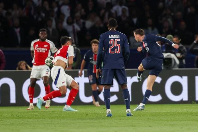 Paris, Parc des Princes 7.05.2025 xJFx UEFA Champions League 2024 25 Halbfinale Rückspiel Paris Saint Germain - Arsenal FC v.l., William Saliba (Arsenal FC), Fabian Ruiz (Paris Saint-Germain) schiesst das Tor zum 1:0 Copyright: JoaquimxFerreira