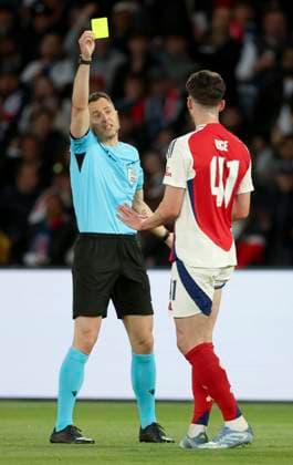 Paris Saint-Germain v Arsenal FC - UEFA Champions League 2024 25 Semi Final Second Leg Declan Rice of Arsenal is shown a Yellow card and booked by Referee Felix Zwayer during the UEFA Champions League 2024 25 Semi Final Second Leg match between Paris Saint-Germain and Arsenal FC at Parc des Princes on May 7, 2025 in Paris, France. Paris Parc des Princes France France Copyright: xNealxSimpson Sportsphoto APLx 14126517