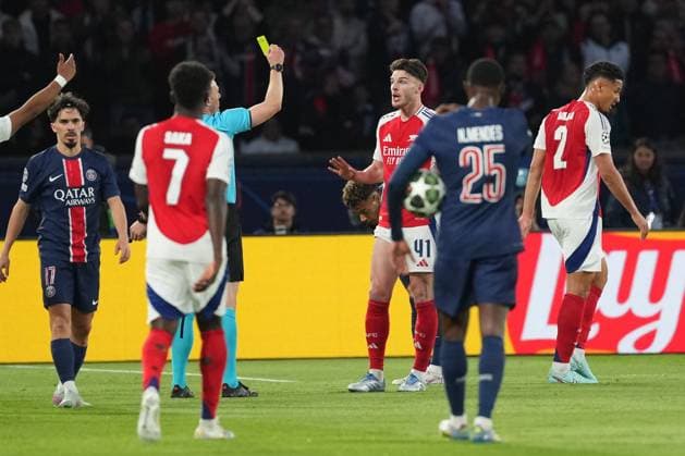 Declan Rice of Arsenal receives a yellow card Paris Saint-Germain v Arsenal, UEFA Champions League, Semi Final, Second Leg, Football, Parc des Princes, Paris, France - 07 May 2025 EDITORIAL USE ONLY No use with unauthorised audio, video, data, fixture lists, club league logos or live services. Online in-match use limited to 120 images, no video emulation. No use in betting, games or single club league player publications.  Copyright: xDavexWinter Shutterstockx 15288067ar
