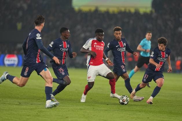Bukayo Saka of Arsenal takes on the PSG defence Paris Saint-Germain v Arsenal, UEFA Champions League, Semi Final, Second Leg, Football, Parc des Princes, Paris, France - 07 May 2025 EDITORIAL USE ONLY No use with unauthorised audio, video, data, fixture lists, club league logos or live services. Online in-match use limited to 120 images, no video emulation. No use in betting, games or single club league player publications.  Copyright: xDavexWinter Shutterstockx 15288067ay