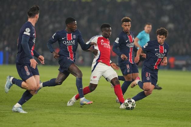 Bukayo Saka of Arsenal takes on the PSG defence Paris Saint-Germain v Arsenal, UEFA Champions League, Semi Final, Second Leg, Football, Parc des Princes, Paris, France - 07 May 2025 EDITORIAL USE ONLY No use with unauthorised audio, video, data, fixture lists, club league logos or live services. Online in-match use limited to 120 images, no video emulation. No use in betting, games or single club league player publications.  Copyright: xDavexWinter Shutterstockx 15288067az