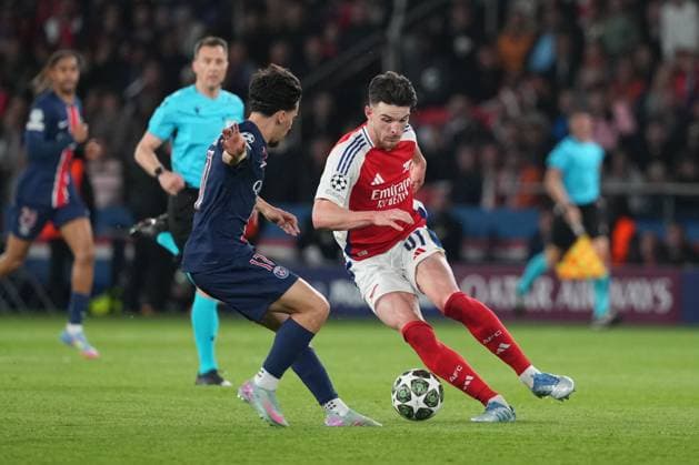 Declan Rice of Arsenal takes on Vitinha of PSG Paris Saint-Germain v Arsenal, UEFA Champions League, Semi Final, Second Leg, Football, Parc des Princes, Paris, France - 07 May 2025 EDITORIAL USE ONLY No use with unauthorised audio, video, data, fixture lists, club league logos or live services. Online in-match use limited to 120 images, no video emulation. No use in betting, games or single club league player publications.  Copyright: xDavexWinter Shutterstockx 15288067bb