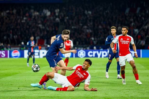 Paris Saint-Germain v Arsenal Champions League 07 05 2025. Semi-Final Khvicha Kvaratskhelia (7) of Paris Saint-Germain tussles with William Saliba (2) of Arsenal during the Champions League semi final match between Paris Saint-Germain and Arsenal at Parc des Princes, Paris, France on 7 May 2025. Editorial use only , Copyright: xNigelxKeenex PSI-22025-0038