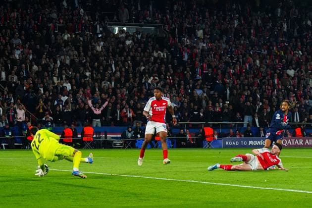 Bradley Barcola of PSG shoots at goal but fails to score and forces David Raya of Arsenal to make a save Paris Saint-Germain v Arsenal, UEFA Champions League, Semi Final, Second Leg, Football, Parc des Princes, Paris, France - 07 May 2025 EDITORIAL USE ONLY No use with unauthorised audio, video, data, fixture lists, club league logos or live services. Online in-match use limited to 120 images, no video emulation. No use in betting, games or single club league player publications.  Copyright: xJavierxGarcia Shutterstockx 15288068bz