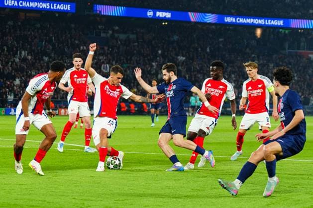 Khvicha Kvaratskhelia of PSG surrounded by Arsenal players Paris Saint-Germain v Arsenal, UEFA Champions League, Semi Final, Second Leg, Football, Parc des Princes, Paris, France - 07 May 2025 EDITORIAL USE ONLY No use with unauthorised audio, video, data, fixture lists, club league logos or live services. Online in-match use limited to 120 images, no video emulation. No use in betting, games or single club league player publications.  Copyright: xJavierxGarcia Shutterstockx 15288068cb