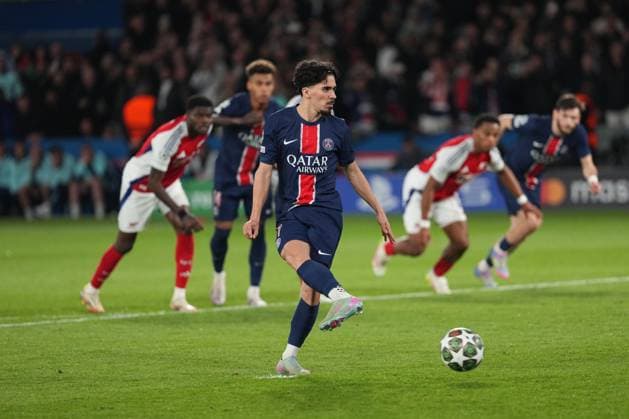 Vitinha of PSG sees his penalty saved Paris Saint-Germain v Arsenal, UEFA Champions League, Semi Final, Second Leg, Football, Parc des Princes, Paris, France - 07 May 2025 EDITORIAL USE ONLY No use with unauthorised audio, video, data, fixture lists, club league logos or live services. Online in-match use limited to 120 images, no video emulation. No use in betting, games or single club league player publications.  Copyright: xDavexWinter Shutterstockx 15288067cd