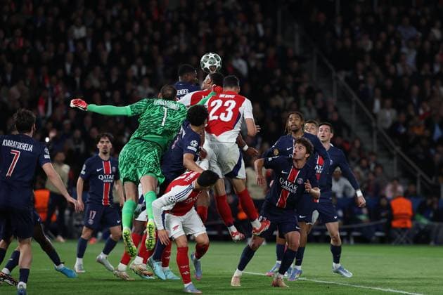 Paris, Parc des Princes 7.05.2025 xJFx UEFA Champions League 2024 25 Halbfinale Rückspiel Paris Saint Germain - Arsenal FC v.l., Torwart Gianluigi Donnarumma (Paris Saint-Germain), Mikel Merino (Arsenal FC) in aktion, in action, Copyright: JoaquimxFerreira