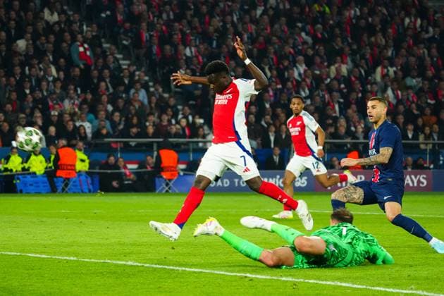 Bukayo Saka of Arsenal shoots at goal but fails to score in front of the goal Paris Saint-Germain v Arsenal, UEFA Champions League, Semi Final, Second Leg, Football, Parc des Princes, Paris, France - 07 May 2025 EDITORIAL USE ONLY No use with unauthorised audio, video, data, fixture lists, club league logos or live services. Online in-match use limited to 120 images, no video emulation. No use in betting, games or single club league player publications.  Copyright: xJavierxGarcia Shutterstockx 15288068dn
