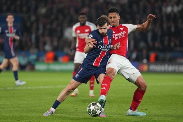 Khvicha Kvaratskhelia of PSG and William Saliba of Arsenal Paris Saint-Germain v Arsenal, UEFA Champions League, Semi Final, Second Leg, Football, Parc des Princes, Paris, France - 07 May 2025 EDITORIAL USE ONLY No use with unauthorised audio, video, data, fixture lists, club league logos or live services. Online in-match use limited to 120 images, no video emulation. No use in betting, games or single club league player publications.  Copyright: xDavexWinter Shutterstockx 15288067cu