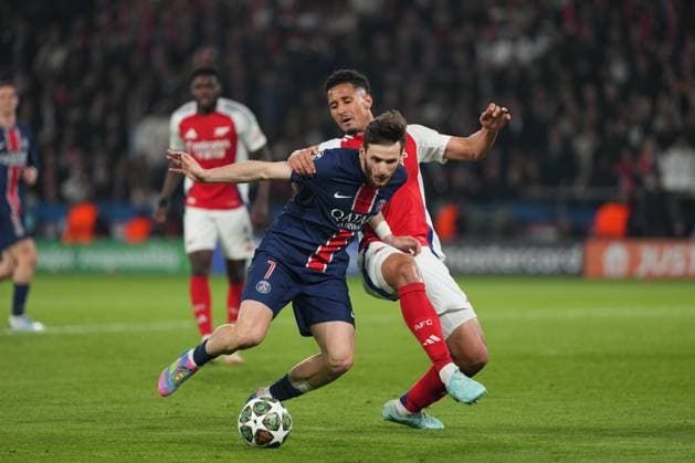 Khvicha Kvaratskhelia of PSG and William Saliba of Arsenal Paris Saint-Germain v Arsenal, UEFA Champions League, Semi Final, Second Leg, Football, Parc des Princes, Paris, France - 07 May 2025 EDITORIAL USE ONLY No use with unauthorised audio, video, data, fixture lists, club league logos or live services. Online in-match use limited to 120 images, no video emulation. No use in betting, games or single club league player publications.  Copyright: xDavexWinter Shutterstockx 15288067cv