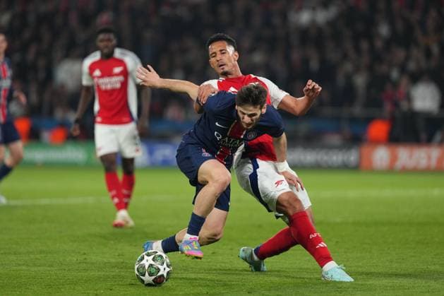 Khvicha Kvaratskhelia of PSG and William Saliba of Arsenal Paris Saint-Germain v Arsenal, UEFA Champions League, Semi Final, Second Leg, Football, Parc des Princes, Paris, France - 07 May 2025 EDITORIAL USE ONLY No use with unauthorised audio, video, data, fixture lists, club league logos or live services. Online in-match use limited to 120 images, no video emulation. No use in betting, games or single club league player publications.  Copyright: xDavexWinter Shutterstockx 15288067cx