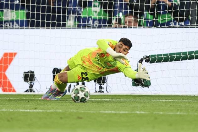 PSG v Arsenal 07 May 2025, Paris - UEFA Champions League - Semi Final, Second Leg - Paris Saint-Germain v Arsenal - Arsenal goalkeeper David Raya saves a penalty - Photo: Mark Leech Offside. Paris Paris France Copyright: xMarkxLeechx xOffsidexOffside