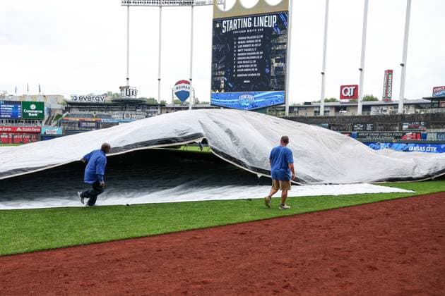 May 7, 2025: The Kansas City Royals grounds crew removes the tarp from the infield, after light rain stopped, in preparation for a game between the Kansas City Royals and Chicago White Sox at Kauffman Stadium in Kansas City, MO. CSM Kansas City United States of America - ZUMAc04_ 20250507_zma_c04_001 Copyright: xDavidxSmithx