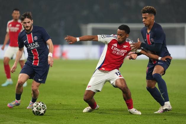 Jurrien Timber of Arsenal holds off Desire Doue of PSG as Khvicha Kvaratskhelia of PSG looks on Paris Saint-Germain v Arsenal, UEFA Champions League, Semi Final, Second Leg, Football, Parc des Princes, Paris, France - 07 May 2025 EDITORIAL USE ONLY No use with unauthorised audio, video, data, fixture lists, club league logos or live services. Online in-match use limited to 120 images, no video emulation. No use in betting, games or single club league player publications.  Copyright: xDavexWinter Shutterstockx 15288067io