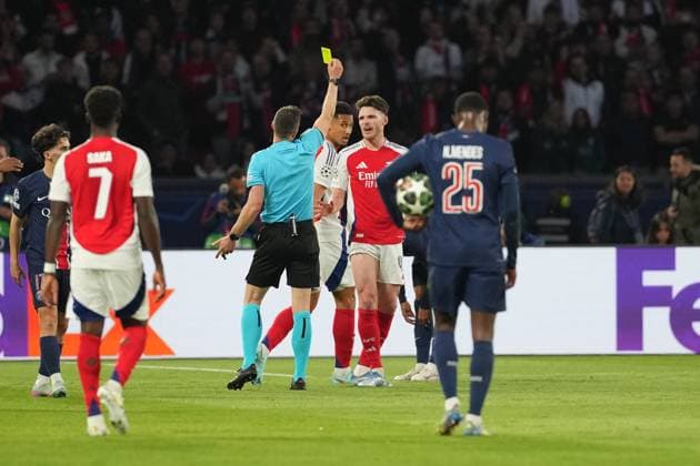 Declan Rice of Arsenal receives a yellow card from referee Felix Zwayer Paris Saint-Germain v Arsenal, UEFA Champions League, Semi Final, Second Leg, Football, Parc des Princes, Paris, France - 07 May 2025 EDITORIAL USE ONLY No use with unauthorised audio, video, data, fixture lists, club league logos or live services. Online in-match use limited to 120 images, no video emulation. No use in betting, games or single club league player publications.  Copyright: xDavexWinter Shutterstockx 15288067hx