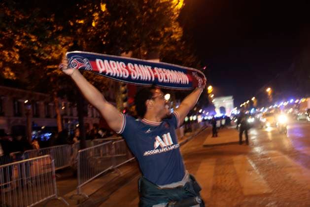 RECORD DATE NOT STATED SUPPORTERS PSG ARSENAL CHAMPIONS LEAGUE PHOTOPQR LE PARISIEN Olivier CORSAN ; Paris ; ; Paris, France, le 7 mai 2025. Supporters Supporteurs aux Champs-Elysées après la victoire du PSG 2 1 face à Arsenal FC lors de la demi-finale de Champions League 2025 de Football opposant le Paris Saint-Germain PSG à Arsenal photo : LP Olivier Corsan Paris, France, May 7, 2025. Supporters on the Champs-Élysées after PSG s 2-1 victory over Arsenal FC in the 2025 Champions League semi-final between Paris Saint-Germain PSG and Arsenal