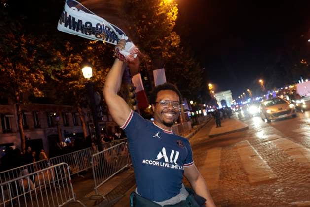 RECORD DATE NOT STATED SUPPORTERS PSG ARSENAL CHAMPIONS LEAGUE PHOTOPQR LE PARISIEN Olivier CORSAN ; Paris ; ; Paris, France, le 7 mai 2025. Supporters Supporteurs aux Champs-Elysées après la victoire du PSG 2 1 face à Arsenal FC lors de la demi-finale de Champions League 2025 de Football opposant le Paris Saint-Germain PSG à Arsenal photo : LP Olivier Corsan Paris, France, May 7, 2025. Supporters on the Champs-Élysées after PSG s 2-1 victory over Arsenal FC in the 2025 Champions League semi-final between Paris Saint-Germain PSG and Arsenal