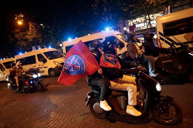 RECORD DATE NOT STATED SUPPORTERS PSG ARSENAL CHAMPIONS LEAGUE PHOTOPQR LE PARISIEN Olivier CORSAN ; Paris ; ; Paris, France, le 7 mai 2025. Supporters Supporteurs aux Champs-Elysées après la victoire du PSG 2 1 face à Arsenal FC lors de la demi-finale de Champions League 2025 de Football opposant le Paris Saint-Germain PSG à Arsenal photo : LP Olivier Corsan Paris, France, May 7, 2025. Supporters on the Champs-Élysées after PSG s 2-1 victory over Arsenal FC in the 2025 Champions League semi-final between Paris Saint-Germain PSG and Arsenal