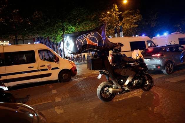 RECORD DATE NOT STATED SUPPORTERS PSG ARSENAL CHAMPIONS LEAGUE PHOTOPQR LE PARISIEN Olivier CORSAN ; Paris ; ; Paris, France, le 7 mai 2025. Supporters Supporteurs aux Champs-Elysées après la victoire du PSG 2 1 face à Arsenal FC lors de la demi-finale de Champions League 2025 de Football opposant le Paris Saint-Germain PSG à Arsenal photo : LP Olivier Corsan Paris, France, May 7, 2025. Supporters on the Champs-Élysées after PSG s 2-1 victory over Arsenal FC in the 2025 Champions League semi-final between Paris Saint-Germain PSG and Arsenal