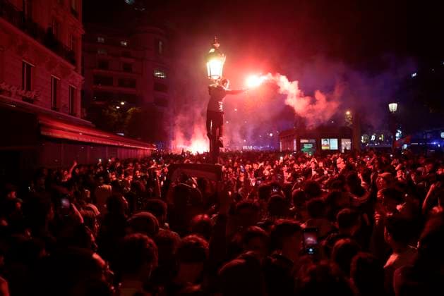 RECORD DATE NOT STATED SUPPORTERS PSG ARSENAL CHAMPIONS LEAGUE PHOTOPQR LE PARISIEN Olivier CORSAN ; Paris ; ; Paris, France, le 7 mai 2025. Supporters Supporteurs aux Champs-Elysées après la victoire du PSG 2 1 face à Arsenal FC lors de la demi-finale de Champions League 2025 de Football opposant le Paris Saint-Germain PSG à Arsenal photo : LP Olivier Corsan Paris, France, May 7, 2025. Supporters on the Champs-Élysées after PSG s 2-1 victory over Arsenal FC in the 2025 Champions League semi-final between Paris Saint-Germain PSG and Arsenal